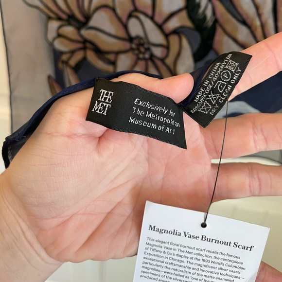 New METROPOLITAN MUSEUM OF ART, "MAGNOLIA VASE" BURNOUT OBLONG SCARF - Picture 6 of 9